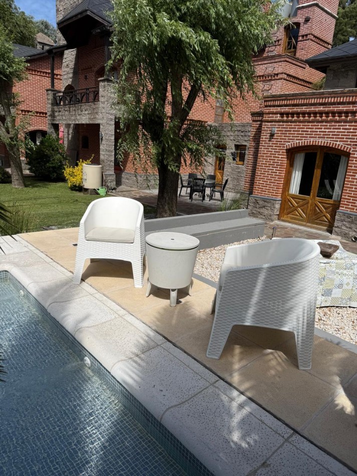 VENTA EN LA COSTA, IMPORTANTE VIVIENDA DE DISEÑO CON 430M2 CUBIERTOS