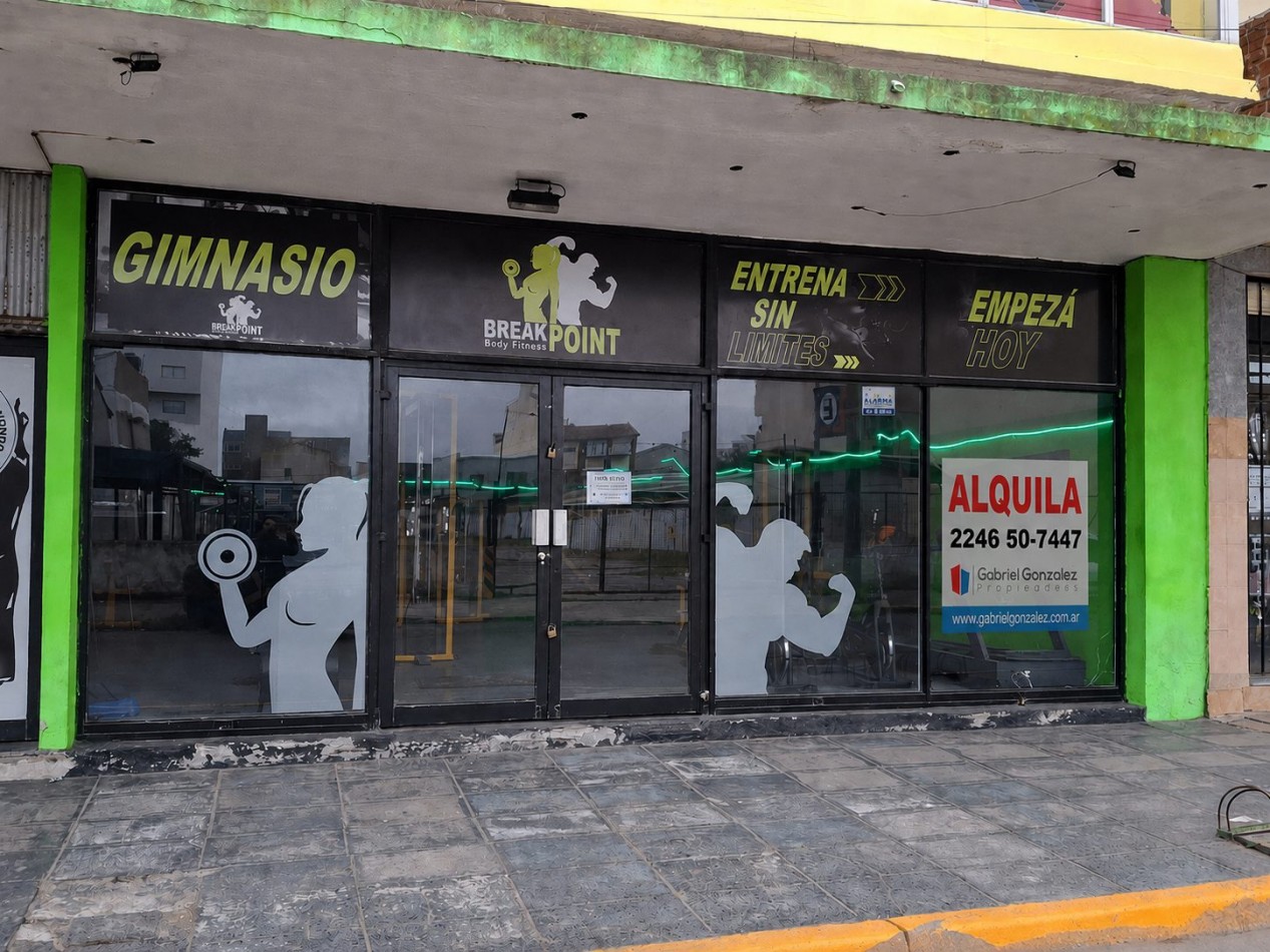 ALQUILER LOCAL COMERCIAL C/ AMPLIA VIDRIERA A LA CALLE SALON DE 200M2 
