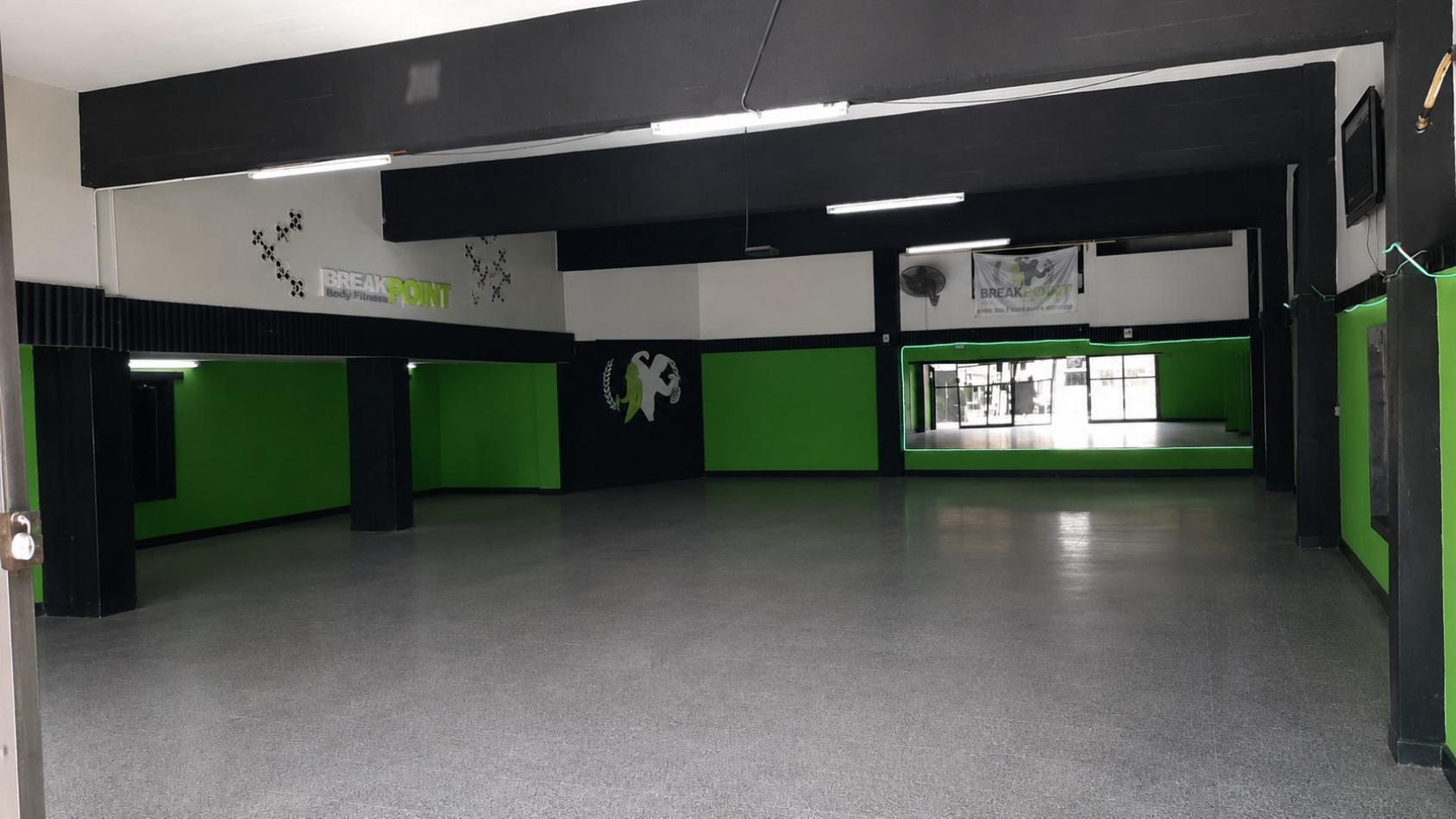 ALQUILER LOCAL COMERCIAL C/ AMPLIA VIDRIERA A LA CALLE SALON DE 200M2 