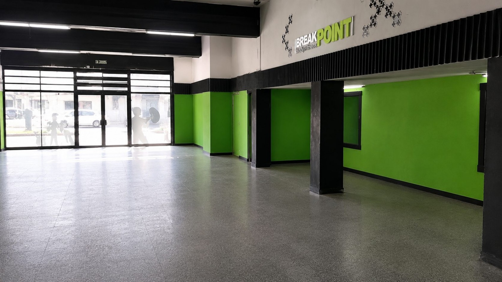ALQUILER LOCAL COMERCIAL C/ AMPLIA VIDRIERA A LA CALLE SALON DE 200M2 