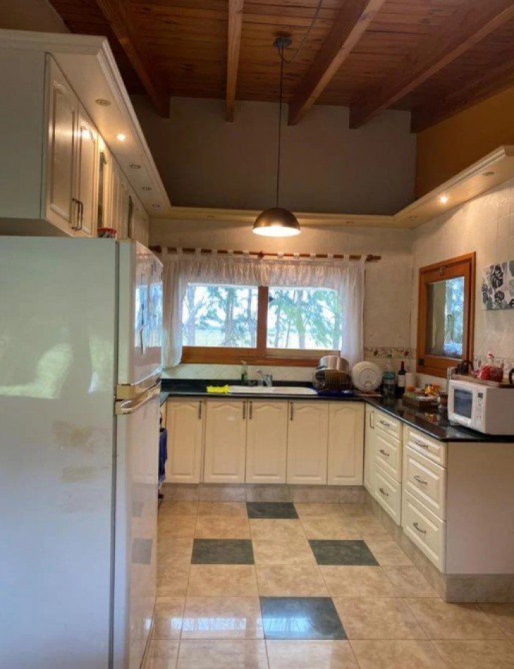 VENDO IMPORTANTE CASA QUINTA EN LOS CARDALES 5 AMB. C/PISCINA Y PARQUE