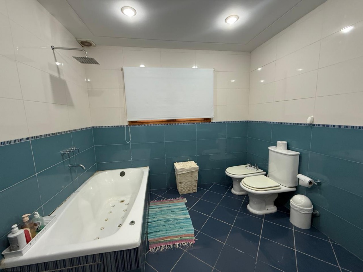 VENTA EN LA COSTA, IMPORTANTE VIVIENDA DE DISEÑO CON 430M2 CUBIERTOS. OPORTUNIDAD DE INVERSION