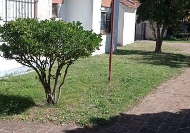 CASA CON PATIO Y ESTACIONAMIENTO