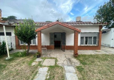 VENDO EN LA COSTA COMODA CASA 3AMB MAS DEPTO 2 AMB EN BLOCK. OPORTUNIDAD