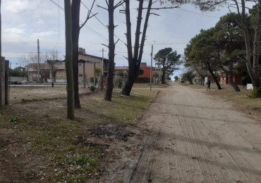 VENTA EN LA COSTA LOTE EN ESQ. ALTO Y CON MEJORAS, CERCA DEL MAR