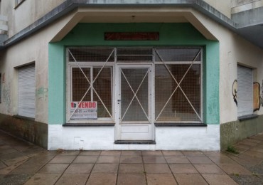 EXCELENTE LOCAL EN ESQUINA, PLENO CENTRO IDEAL OFICINA/COMERCIO AMPLIA VIDRIERA