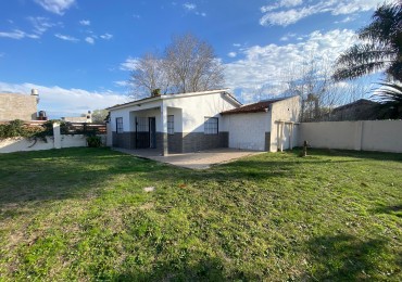 VENTA EN LA COSTA CASA DE 3 AMBIENTES CON GRAN PARQUE LIBRE 