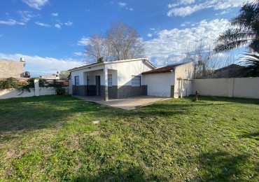 VENTA EN LA COSTA CASA DE 3 AMBIENTES CON GRAN PARQUE LIBRE